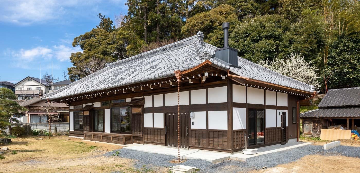 和歌山県内で再生された古民家の外観と玄関